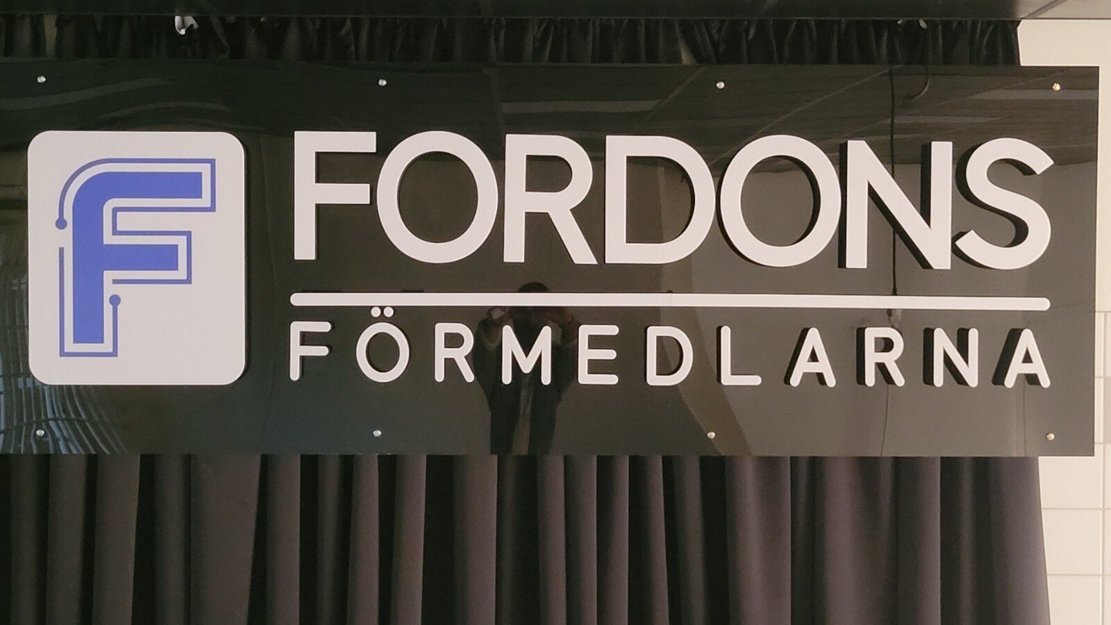 Frigolitskylt med skurna bokstäver för Fordons Förmedlarna